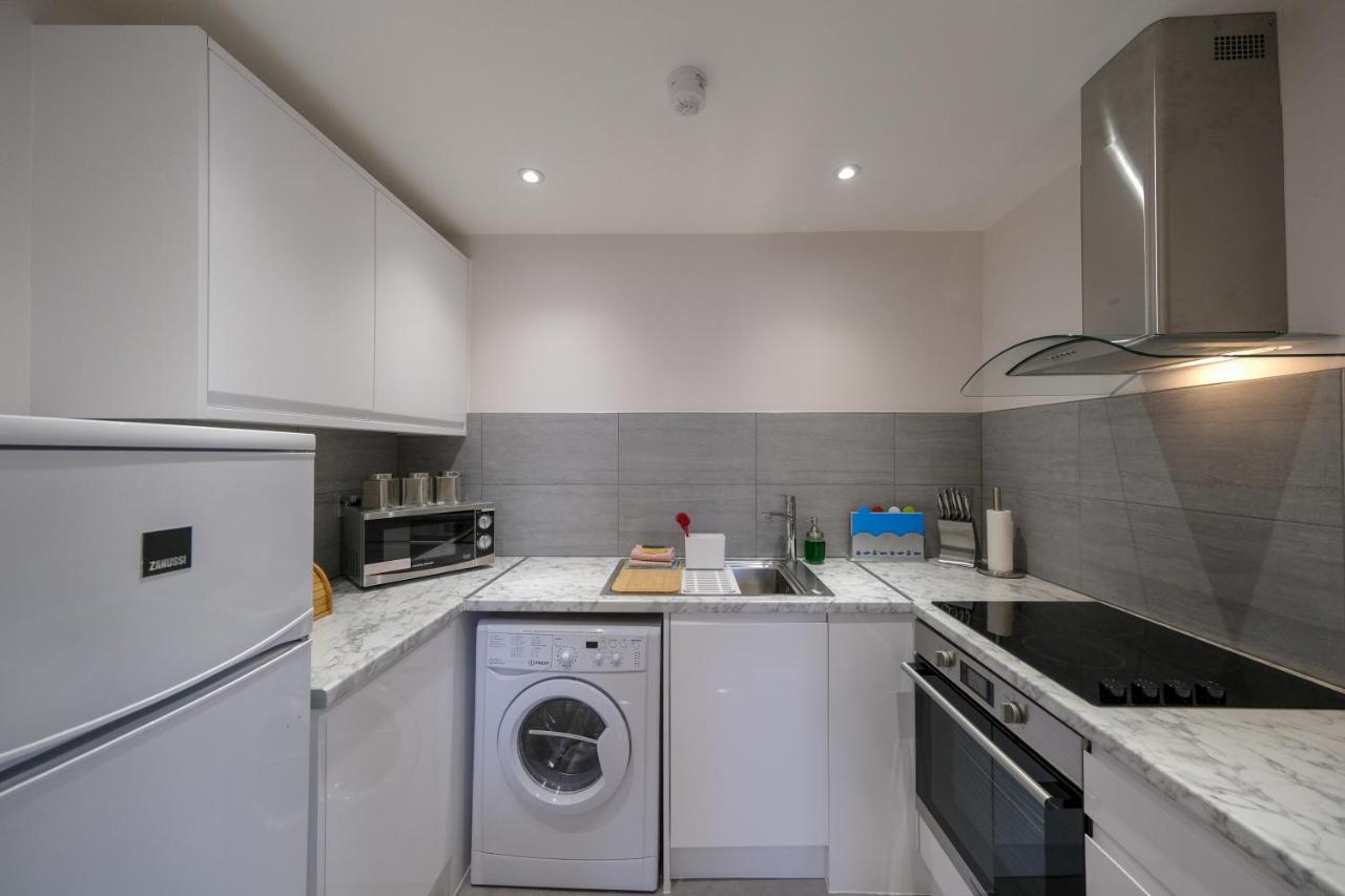 Two-Bedroom Two-Bathroom Apartment,1208702431:JPEG